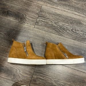 Steve Madden platform sneaker, worn once, great condition.